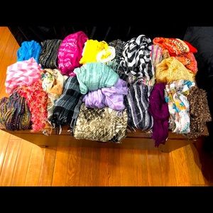 Lot of 21 scarves, excellent condition.
